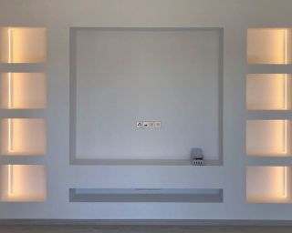 💚💙🖤 Instalace LED pásku do sádrokartonových polic knihovny vedle televize v inteligentní vile - Středočeský kraj. LED...