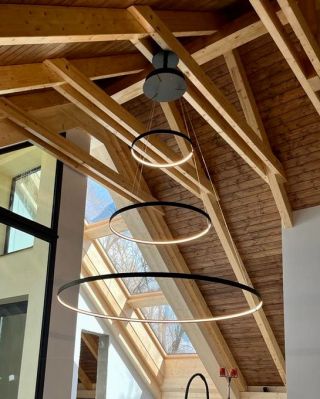 💚💙🖤 Zakázkové dodání luxusního italského prstencového lustru do nádherné vily. Bespoke delivery of a luxury Italian ring...