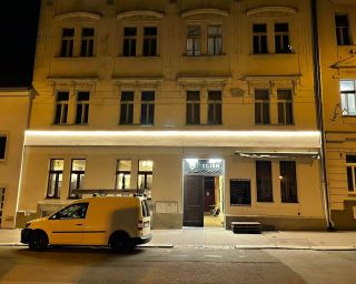 💚💙🖤 Realizace osvětlení venkovního nasvícení nápisu restaurace. Hliníkové profily s difuzorem, LED pásek COB, zdroj a...