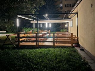 💚💙🖤 Realizace osvětlení venkovního posezení restaurace. Černé profily s tmavým difuzorem, LED pásek, zdroj a kabely s...